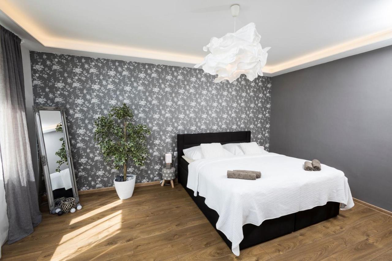 Sting Apartmany Trinec Buitenkant foto